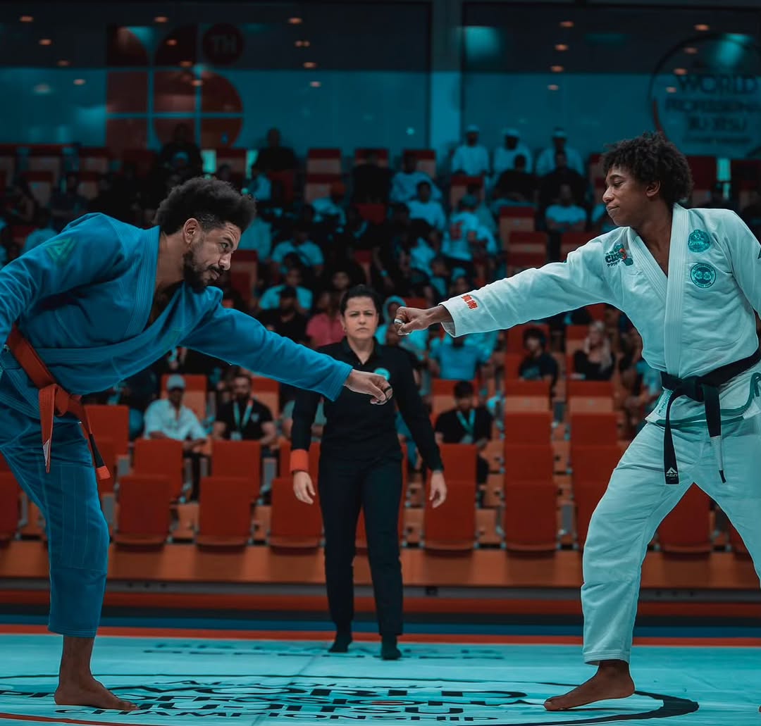 Bruna Marques closely officiating a Brazilian Jiu-Jitsu match